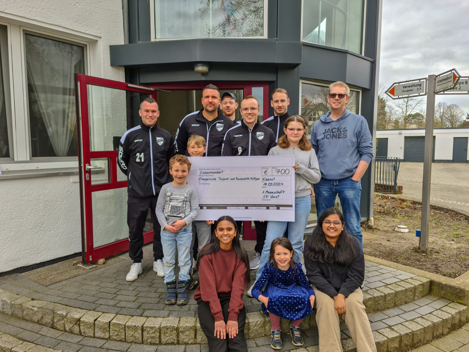 Erste Mannschaft spendet 700€ an Evangelische Jugend- und Familienhilfe Büttgen